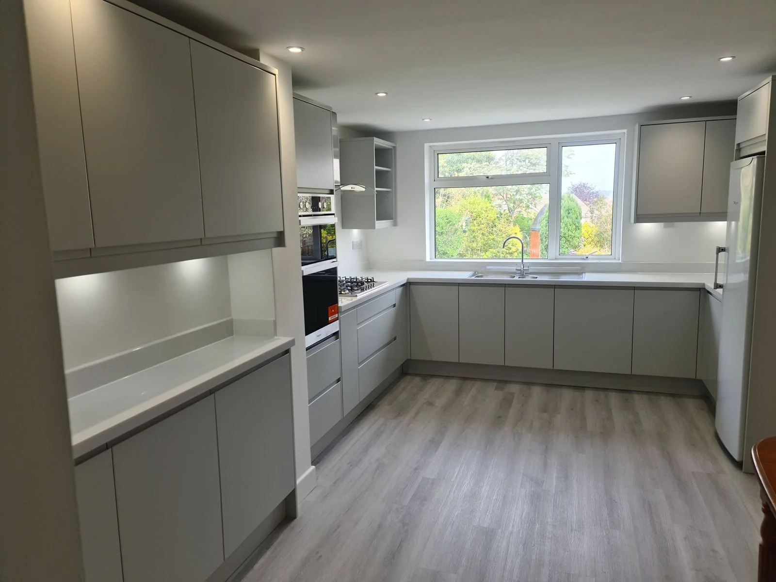 A light grey U-shaped kitchen fitted by Chiltern Installations